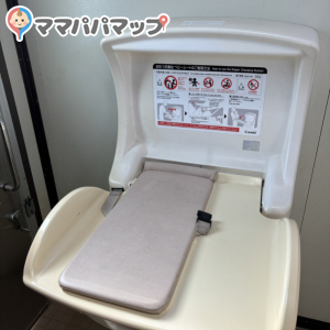 亀山公園　わんぱく広場(駐車場)のオムツ替え台情報 画像3