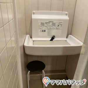 オムツ台は横向きに寝かせるのでちょっと使いづらいです