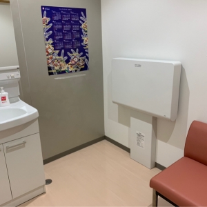 新しくて綺麗です。内鍵もかけられます。ベビーカーも余裕で入る広さです。