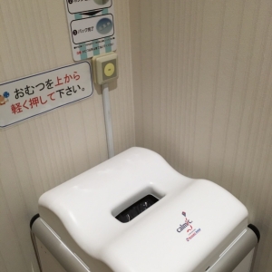  おむつ用ゴミ箱です。密閉されるので匂いももれません