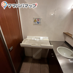 トマトアンドオニオン福知山岩井店(1F)の授乳室・おむつ替え台の写真(3枚目)