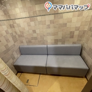 アザラシの展示スペースのすぐそばにある授乳室を利用しました。暑い日だったのですが、室内は冷房が強めに効いていて、熱をもった子を抱いて授乳するにはすごく有難かったです…！清潔感があり、広々としていて安心して過ごせました(*^^*)日曜で水族館内は混んでいて、クラゲ展示スペース近くの授乳室は埋まっていて、次々に子供連れが来ていましたが、こちらのほうがトイレの奥にあるぶん、もしかすると目立ちにくくて空いてるのかもしれません。