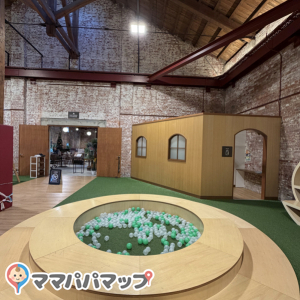 キッズスペース内に授乳室はあります。