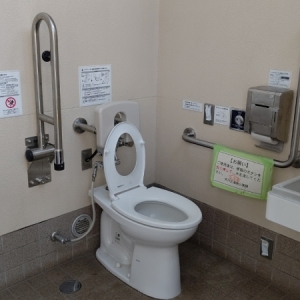 荒川公園(荒川区保健所(ガン予防、健康づくりセンター前))のオムツ替え台情報 画像1