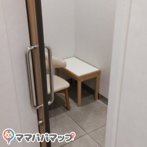 授乳室は一人が入れるスペースといった感じ。直母するには十分な広さ。友達同士だったら一緒に入っても狭くはなさそう。