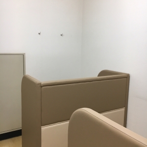 授乳室は入口にカーテンがあり、背の高い椅子が2台ありました