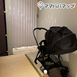 この部屋とあとひとつ部屋がありました。授乳室通りすぎてトイレなので人通り多いです。カーテンになってて鍵かからないので結構危ないと思います。隣の部屋にはお湯つくる機械ありました。畳なのはありがたかった。