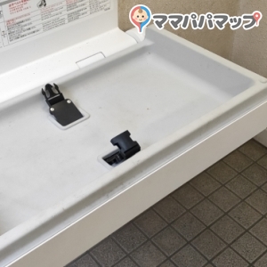 南千住第四児童遊園 多機能トイレのオムツ替え台情報 画像3