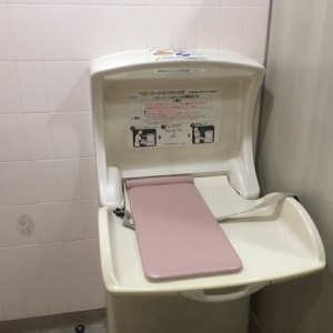 ユニクロ 世田谷上町店(1F)のオムツ替え台情報 画像1