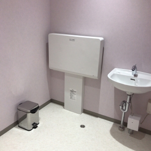 授乳室は一部屋のみで鍵がかかります。