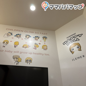 綺麗です！オムツ台ひとつと授乳室1つなので静かに利用出来ます‪ ·͜·授乳室は広くてベビーカーも余裕ではいるのでここオススメです！オムツ台の所におしり拭きを置いてくれてるのも嬉しいです♡♡