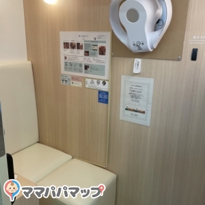 中は小さいけれどオムツかえ、授乳するだけなら十分。