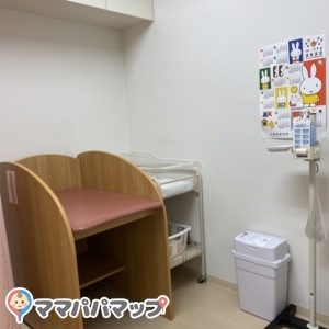 1F 授乳室内　おむつ替え台