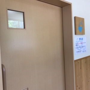 遊園地横授乳室入口。