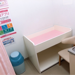 西松屋 コスモタウン佐伯店(1F)の授乳室・おむつ替え台の写真(1枚目)