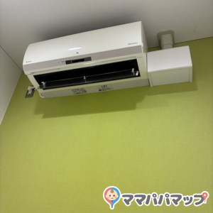 エアコンは稼働しておらず暑い