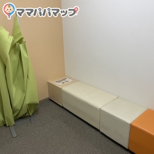 広い授乳室。カウンターで声をかけて借りる。