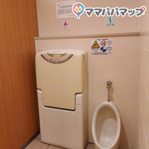 女子トイレ内のおむつ替え台と子ども用小便器