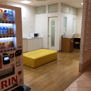 通路からは内部がよく見えるようになっています