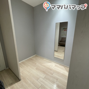 授乳室入ってすぐ左側にベビーカーが置けるようなスペースと全身鏡があります