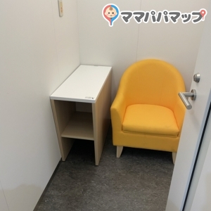 縦長のお部屋でベビーカーも入りそうです。