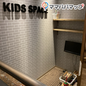 平日の昼間に行きました、赤ちゃん連れが多くお互い様で泣いたりグズっても気にならなかったです。食事も美味しくキッズルームもあって良かったです。うちの子は使わなかったですが無料のベビーフードがあるみたいです。