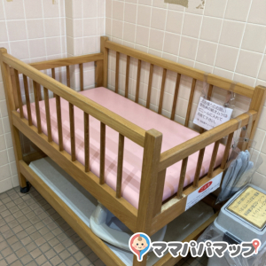 女性用トイレの中に設置されてます。広さは多目的トイレぐらいでベビーカーも入れるぐらいの広さです。よくある多目的トイレに設置してあるようなオムツ替えベッドではなく、普通のベビーベッドでオムツ替えする感じになります。オムツのゴミは袋に入れて捨てられるように準備されてます。ちなみに男性トイレにはベッドが無いそうです。ベビーベッドの下に補助便座があります。ちょっとわかりにくいかもしれないです。扉の鍵が少しかけにくくなってます。