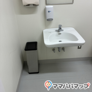 コストコホールセール 小郡倉庫店の授乳室・おむつ替え台の写真(1枚目)
