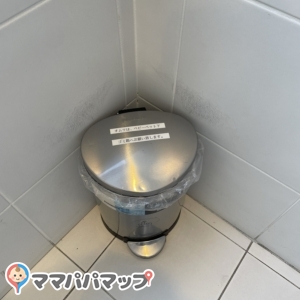 授乳室の前にオムツ以外を捨てていいゴミ箱