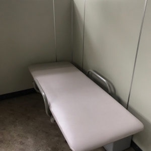 5階 多目的トイレ。折りたたみ簡易ベッドでオムツ交換できます。