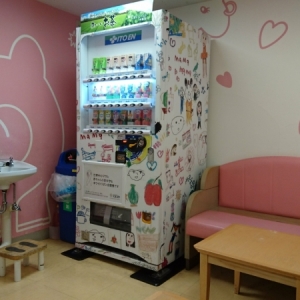 調乳用のお湯、シンク、自販機、ソファー×3、カウンター席があります