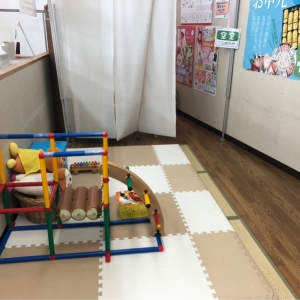 反対側には椅子とテーブル、テレビがあります。