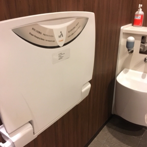 ５階 多機能トイレにオムツ交換台あり