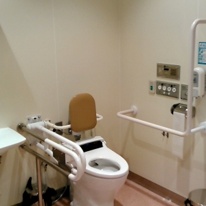 誰でもトイレ内、広くてキレイです。