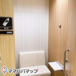 授乳室は全て鍵付きでミニテーブルもあります