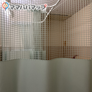 授乳室の椅子に座った時の目線。あみあみの部分が低すぎて他の方が来たら見えそうです。