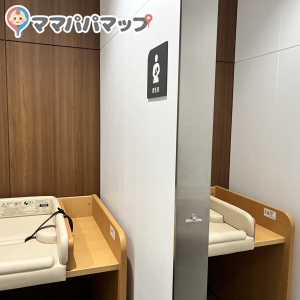 個室の中にもおむつ交換台があります