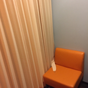 キッズスポッチャの一角をカーテンで区切っています