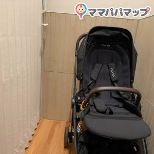 授乳室はベビーカーごと入れます。授乳椅子に座っての眺めはこんな感じです。