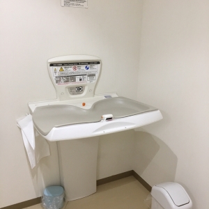 カリモク家具 緒川アウトレット(1F)の授乳室・おむつ替え台の写真(6枚目)