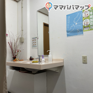 手洗い場が中にありますがゴミ箱はないのでトイレに捨てにいく必要があります