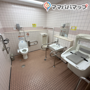 ＤＣＭ山科店(多目的トイレ)のオムツ替え台情報 画像1