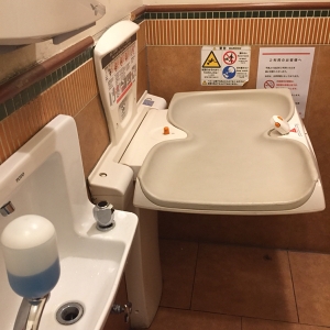 女子トイレ個室内におむつ交換台あり