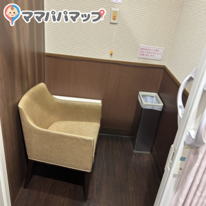 フランス屋ライブラリー横(2F)の授乳室・おむつ替え台の写真(1枚目)