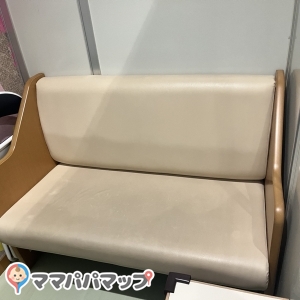 インフォメーションで声をかけると、鍵を渡してくれて、授乳室へ案内されます。部屋が２つあり授乳のみでおむつ替えや飲食は禁止との注意書きありです。ソファーと小テーブルのみの小さな部屋ですが、ベビーカーごと入れて、泣いても館内には聞こえなさそうなので安心でした。
