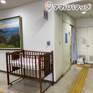 2021/6/13利用 授乳室のマークついてますが、授乳室はありません。 守衛さんに言ったところ、空いてる個室(相談室)を貸していただけました。