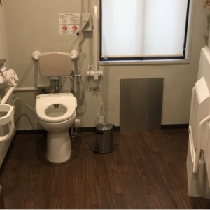 1階の女子トイレが広く、おむつ交換台もあります。