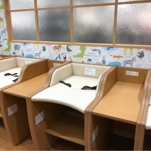 オムツ台の横には身長計測用の目盛が入った台もありました