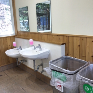 遊園地横授乳室のある休憩所内には石けん付きの洗面台あり。