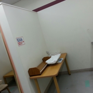 椅子が２つ、テーブル１つ